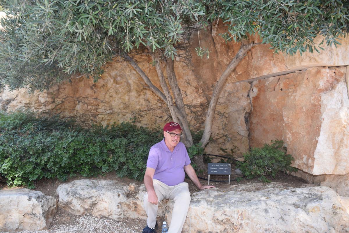 On 7 July, Yad Vashem Pillar Steven Baral paid a visit to the tree planted in memory and recognition of Righteous Among the Nations Tadeusz Pankiewicz, who rescued Steven’s father Martin Baral during the Holocaust.